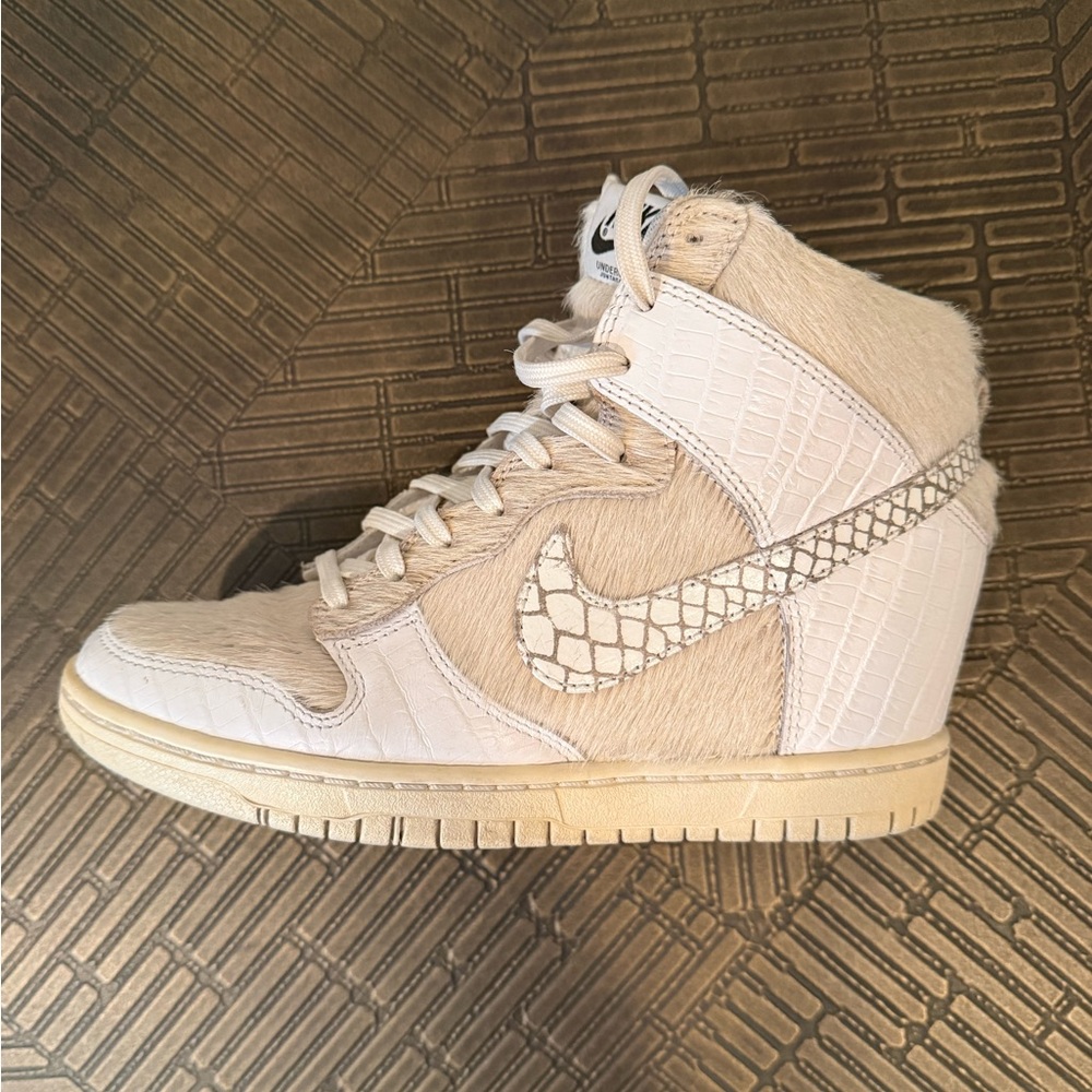 Nike WOMENS Dunk Sky High SP
UNDERCOVER HIDDEN WEDGE SIZE 6